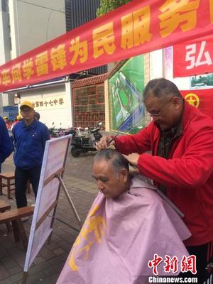 雷鋒精神薪火傳，祖孫三代齊奉獻(xiàn)——廣西柳州一工廠持續(xù)開(kāi)展健康咨詢服務(wù)逾半世紀(jì)